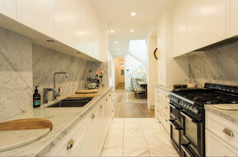 Stylish Interiors In The Bay - Accommodation Main Beach 4