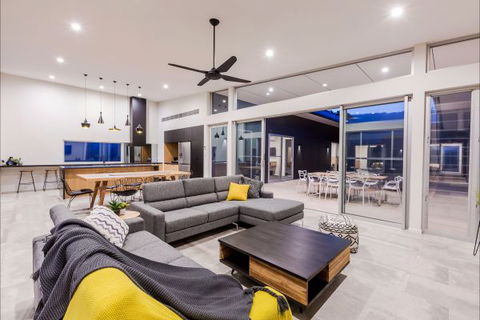 The Villas - Accommodation Main Beach 1