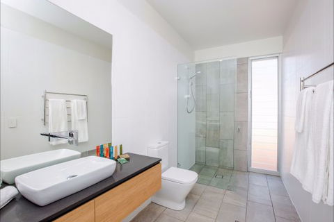 The Villas - Accommodation Main Beach 3
