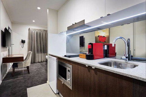 Attika Hotel - Accommodation Main Beach 2