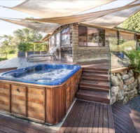 Coach House Hill Cottage - Accommodation Main Beach