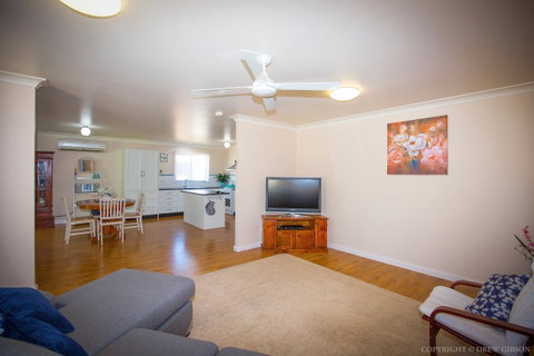 Dell-Lee Cottage - Accommodation Main Beach 4