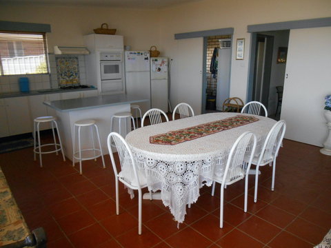 Edith's - Accommodation Main Beach 2