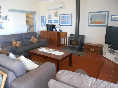 Edith's - Accommodation Main Beach 4