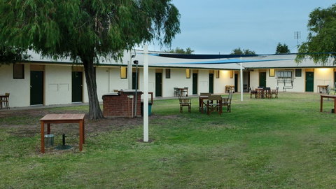 Anglers Inn - Accommodation Main Beach 1