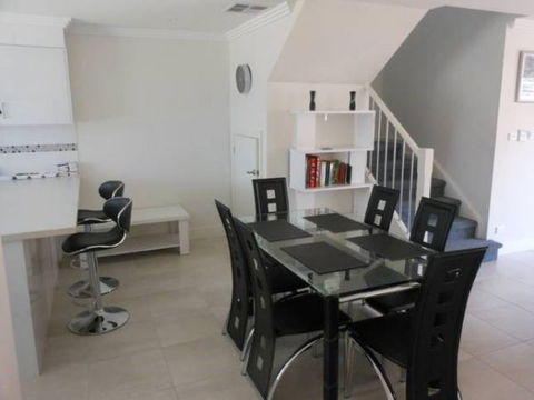 Oaklands Junction - Accommodation Main Beach 2