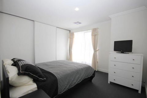 Oaklands Junction - Accommodation Main Beach 3