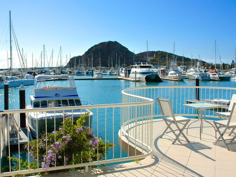 Absolute Waterfront Villa - Accommodation Main Beach 1