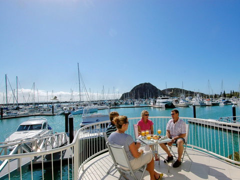 Absolute Waterfront Villa - Accommodation Main Beach 2