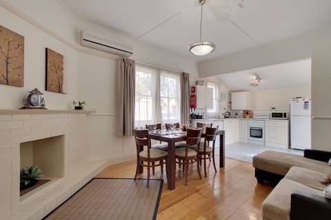 Amy Cottage - Accommodation Main Beach 6