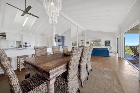 Annie's White House - Accommodation Main Beach 2