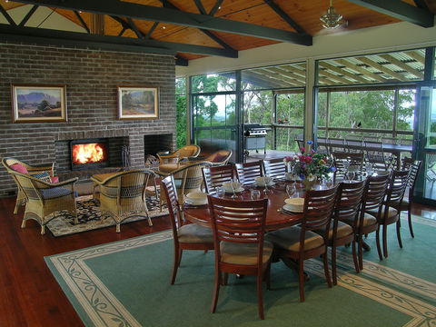 Banjos Bushland Retreat - Accommodation Main Beach 1