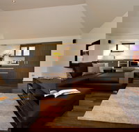 Chandeliers on Abbey - Accommodation Main Beach