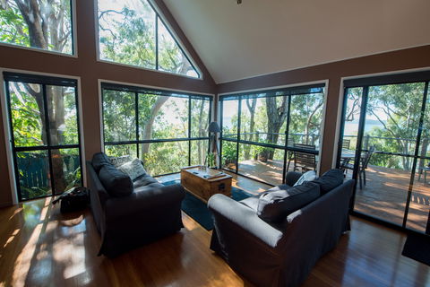 Curious Cottages - Accommodation Main Beach 1