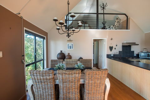 Curious Cottages - Accommodation Main Beach 2