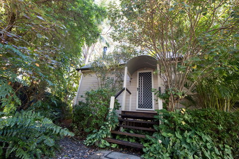 Curious Cottages - Accommodation Main Beach 5