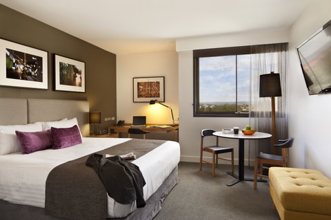 East Hotel + Apartments - Accommodation Main Beach 4