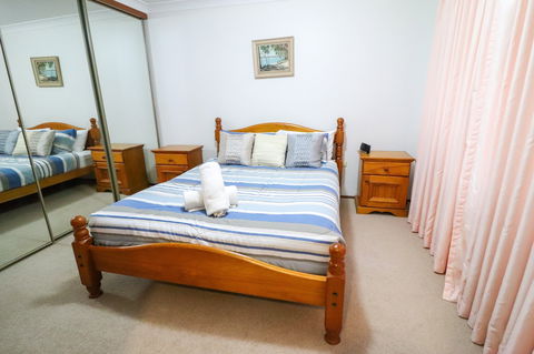 Kingfisher Lakehouse - Accommodation Main Beach 2