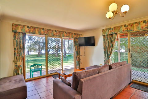 Kingfisher Lakehouse - Accommodation Main Beach 5