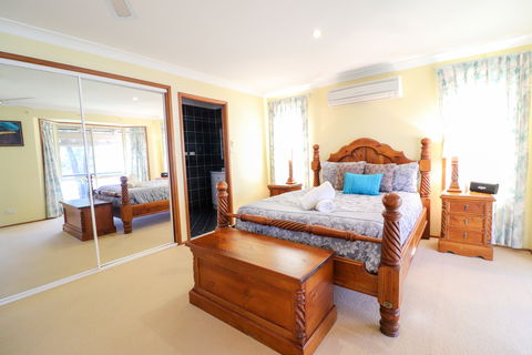 Kingfisher Lakehouse - Accommodation Main Beach 6