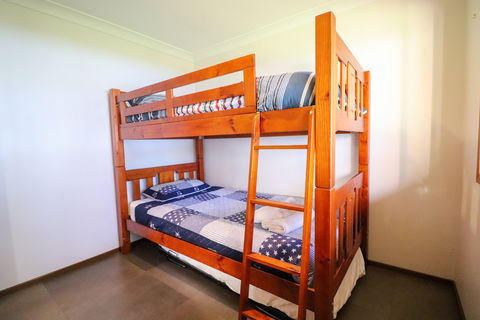 Kingfisher Lakehouse - Accommodation Main Beach 7