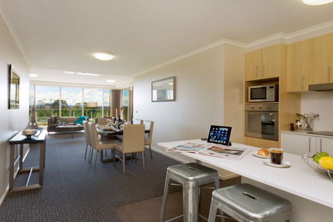 Pacific Suites Canberra - Accommodation Main Beach 4