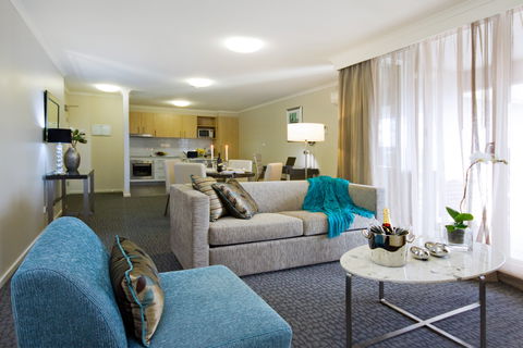 Pacific Suites Canberra - Accommodation Main Beach 5