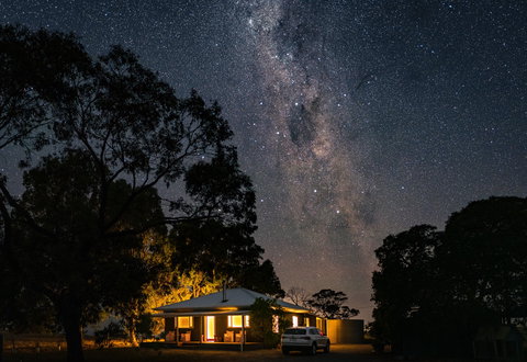 Rabbiters Hut - Accommodation Main Beach 8