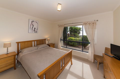 Serenity On Stacey - Accommodation Main Beach 4