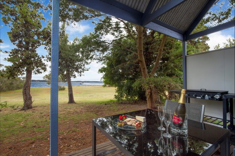 Waterfront Retreat At Wattle Point - Accommodation Main Beach 4