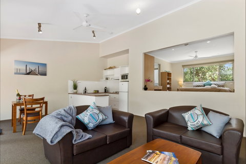 Waterfront Retreat At Wattle Point - Accommodation Main Beach 5