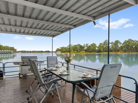 Boats And Bedzzz - The Murray Dream Self-contained Moored Houseboat - Accommodation Main Beach 0