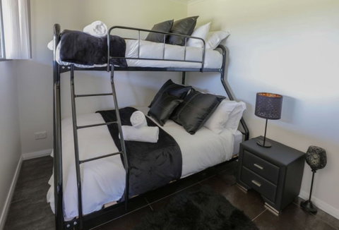 Harmans Lodge - Accommodation Main Beach 2