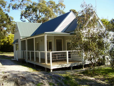 Hooked Inn Cottages - Accommodation Main Beach 0