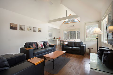 Hooked Inn Cottages - Accommodation Main Beach 1