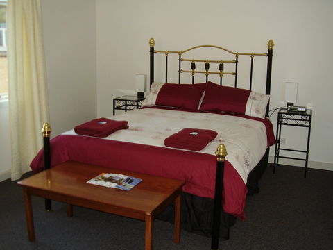 Hooked Inn Cottages - Accommodation Main Beach 2