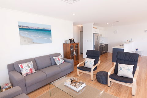 Lady Bay Getaway - Accommodation Main Beach 1