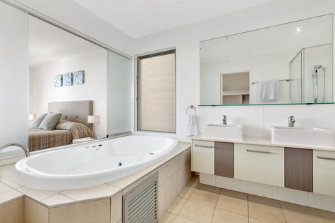 Rainbow Sea Resort - Accommodation Main Beach 2