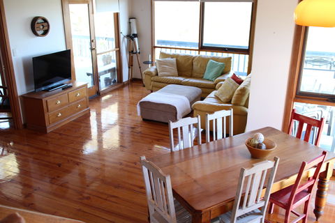 Tree Top - Accommodation Main Beach 2