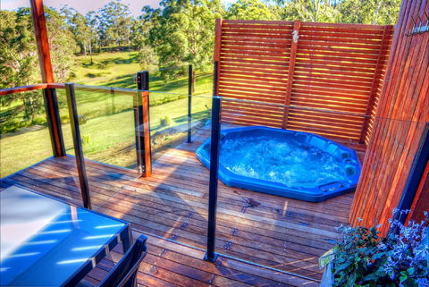 Cabins@theView - Accommodation Main Beach 2