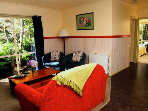 Crays Accommodation - The Esplanade - Accommodation Main Beach 0