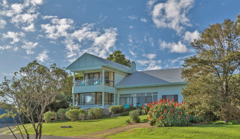 King Of North Bay - Accommodation Main Beach 0