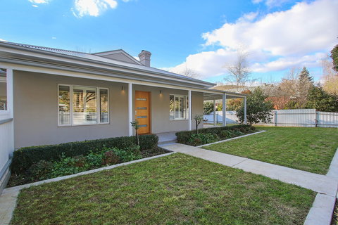 Three Sisters - Accommodation Main Beach 1