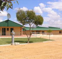 Tressie's Museum and Caravan Park - Accommodation Main Beach