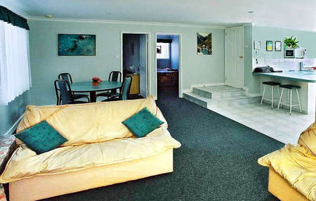 Ocean Pines Holiday Apartments - Accommodation Main Beach 0