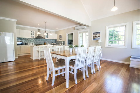 Arlington - Accommodation Main Beach 0