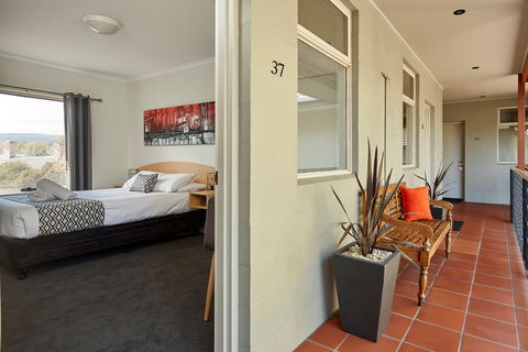 Elphin  Motel & Serviced Apartments - Accommodation Main Beach 1