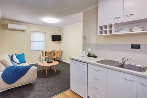 Elphin  Motel & Serviced Apartments - Accommodation Main Beach 2