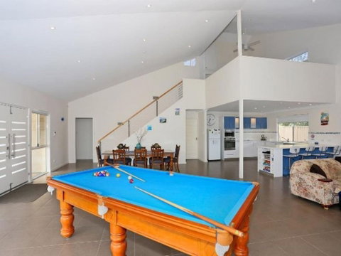 Falcon By The Bay - Accommodation Main Beach 0