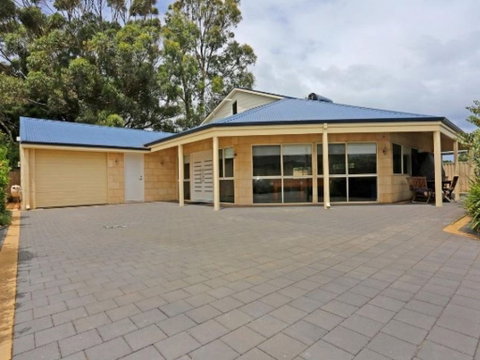 Falcon By The Bay - Accommodation Main Beach 1